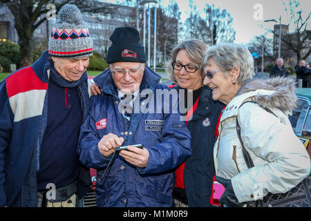 Paisley, Scotland, UK. 31 janvier, 2018. Lors d'une froide et parfois très humide Janvier 24, des milliers de spectateurs se sont rendus à l'abbaye de Paisley, Renfrewshire pour encourager l'arrêt nationaux et internationaux 79 arrivants sur le 2018 Rallye Monte Carlo Historique. Credit : Findlay/Alamy Live News Banque D'Images