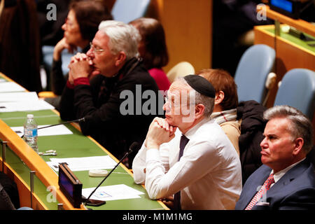 New York, USA. Jan 31, 2018. Les participants assistent à une cérémonie marquant la Journée internationale de commémoration en mémoire des victimes de l'Holocauste au siège de l ONU à New York, le 31 janvier 2018. Source : Xinhua/Alamy Live News Banque D'Images