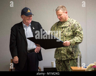 VIRGINIA BEACH, en Virginie (janv. 26, 2018) Joseph Galloway, ancien correspondant de combat et co-auteur du livre primé "We Were Soldiers Once…et les jeunes", reçoit un certificat honorifique de disposaleer Le Capitaine Josh Jackson, commandant de l'élimination des explosifs et munitions (EODGRU) Groupe 2, au cours d'une discussion avec la direction et les triades commande commandants affectés à EODGRU 2 au Corps expéditionnaire conjointe Base Little Creek. EODGRU 2 est situé à l'expéditionnaire conjoint peu Base Creek-Fort Story et supervise l'unité mobile de récupération et de plongée (MDSU) 2 et tous les East Coast Marine à base d'EOD Banque D'Images