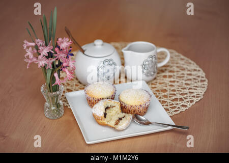 Muffin maison à table en bois couleur rétro Banque D'Images