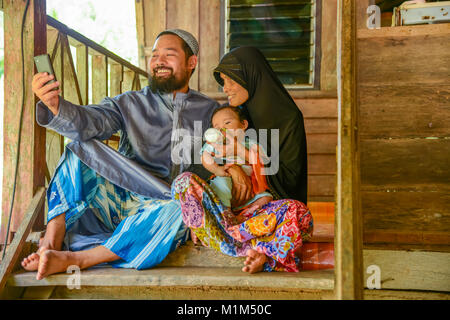 KRABI, THAÏLANDE - Mai 2, 2015 : belle famille musulmane en selfies eux-mêmes. accueil à l'île de Lanta de Krabi, Thaïlande Banque D'Images