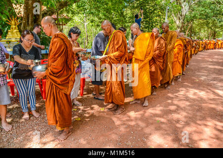 KRABI, THAÏLANDE - Mai 3, 2015 : les bouddhistes thaïlandais offrant de la nourriture à l'aumône des moines-bowl dans l'île de Lanta, Krabi, Thaïlande Banque D'Images