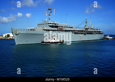 POINT POLARIS, Guam (jan. 23, 2018) d'offres sous-marin USS Frank Câble (comme les marins-40) les rails lors d'un homme fin de semaine à Polaris Point, Guam. Frank a quitté Câble Guam le 7 mars 2017, de soutenir les opérations expéditionnaires maritime dans la 3ème zone d'opérations de la flotte et de l'objet d'une mise en cale sèche la disponibilité de maintenance industrielle de vigueur ship yard à Portland, Ore. Submarine offres assurent la maintenance, les services de l'hôtel et un soutien logistique à des sous-marins et navires de surface aux États-Unis 5e et 7e flotte secteurs d'opérations. (U.S. Photo par marine Spécialiste de la communication de masse Seaman D Banque D'Images