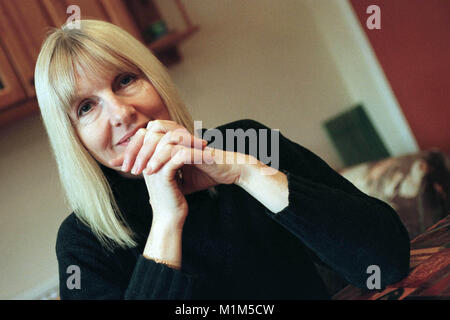 Poète, romancier, et courte histoire et écrivain de Helen Dunmore photographié à la maison à Bristol. 21 décembre 1999, est décédé le 5 juin 2017 Banque D'Images