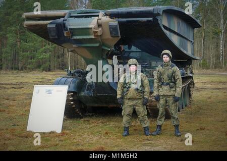Des soldats polonais affectés à la 15e Brigade mécanisée et le groupe tactique Pologne stand au prêt après l'exercice de tir réel de l'OTAN près de Bemowo Piskie Domaine de formation, la Pologne le 30 janvier 2018. Ces soldats font partie d'un groupe de combat multinationales, unique, composé d'Américains, Britanniques, croate et soldats roumains qui servent avec la 15e Brigade mécanisée polonaise comme une force de dissuasion dans le nord-est de la Pologne à l'appui de l'OTAN vers l'amélioration de la présence. (U.S. Photo de l'armée par le Capitaine Gary/Loten-Beckford Mobile 22e Détachement des affaires publiques) Banque D'Images