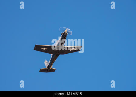 Un T-6 Texan II survole Vance Air Force Base, Ohio, le 25 janvier 2018. Le T-6 est le premier avion étudiants qui fréquentent des institutions de formation des pilotes-étudiants apprendre à voler avant de passer à plus d'aéronefs spécialisés. (U.S. Photo de l'Armée de l'air par la Haute Airman Corey Pettis) Banque D'Images