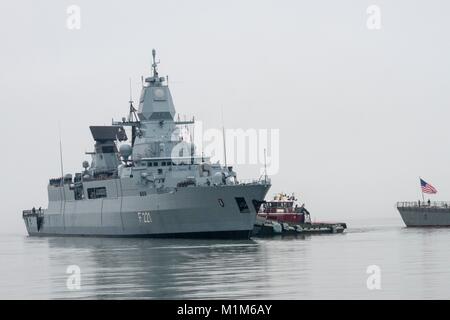 180125-N-DZ642-013 NORFOLK (janv. 28, 2017) La frégate de la marine allemande FGS HESSEN (F 221) Pier 5 approches à Naval Station Norfolk. HESSEN est actuellement amarré la préparation de la participation du navire dans le Harry S. Truman Strike Group formation composite unit exercise (COMPTUEX). (U.S. Photo par marine Spécialiste de la communication de masse 2e classe Bobby Siens/libérés) Banque D'Images