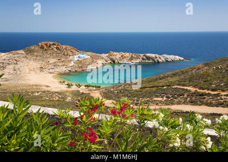 Aghios Sostis beach avec des lauriers-roses et de l'église grecque blanchis sur côte est de l'île, Serifos, Cyclades, Mer Égée, îles grecques, Grèce, Europe Banque D'Images