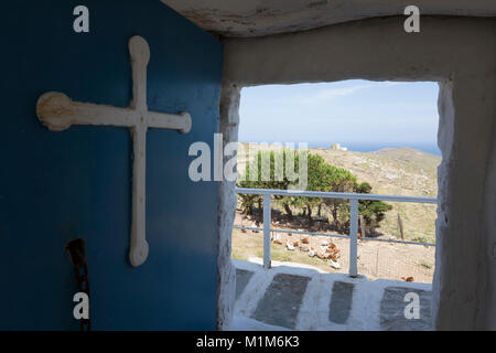 Vue par la porte du monastère Moni Taxiarchon dans nord-est de l'île, Serifos, Cyclades, Mer Égée, îles grecques, Grèce, Europe Banque D'Images