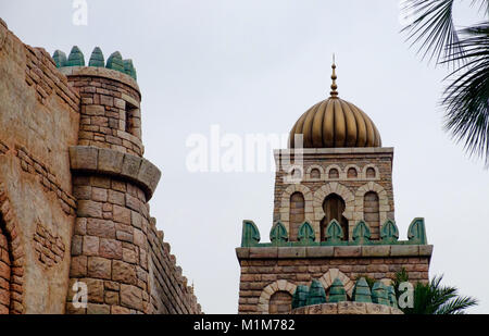 Dôme doré sur la droite avec de grandes fenêtres cintrées. Sur le côté gauche, mur de brique. Côte arabe à l'Attraction, Disney Sea Tokyo. Banque D'Images