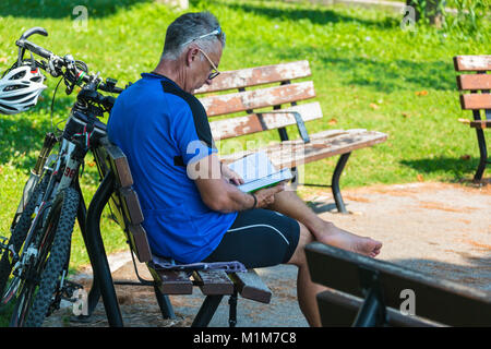 Padoue, Italie - 5 août 2016 : La Piazza de Prato della Valle, Padova, Italie.Man reading book. Banque D'Images