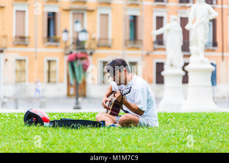 Padoue, Italie - 5 août 2016 : La Piazza de Prato della Valle, Padova, Italie.Un homme joue de la guitare. Banque D'Images