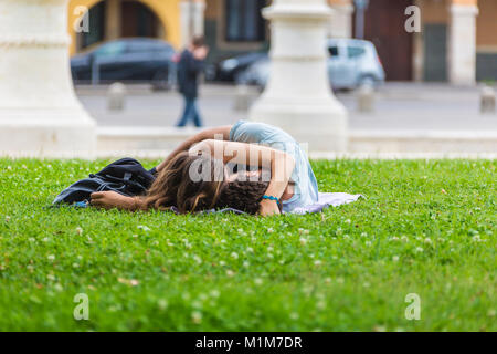 Padoue, Italie - 5 août 2016 : La Piazza de Prato della Valle, Padova, Italie.Les jeunes se détendre sur l'herbe Banque D'Images