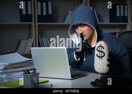 Jeune hacker hacking informatique dans la nuit Banque D'Images