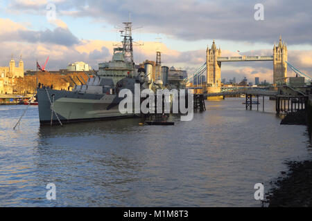 Le HMS Belfast, un WW2 cruiser maintenant un musée amarré sur la Tamise près de Tower Bridge, London Banque D'Images