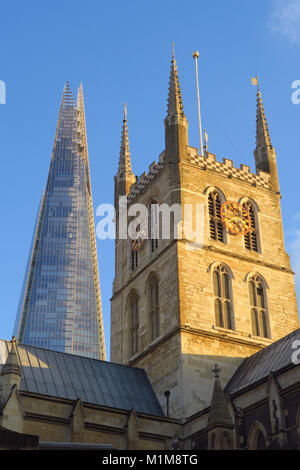 La cathédrale de Southwark en premier plan avec le fragment à l'arrière de la cathédrale par Street, Londres Banque D'Images