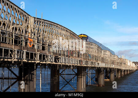 Des travaux de génie civil. L'entretien, la réparation de pont ferroviaire sur la côte est du bassin Montrose Ecosse UK Banque D'Images