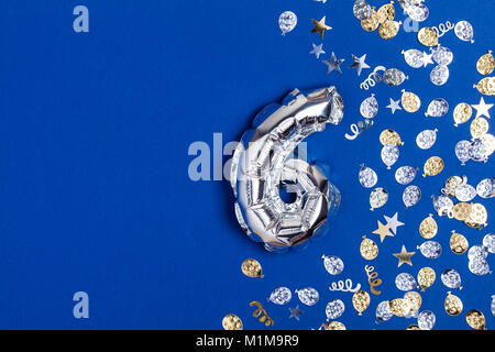 Numéro de feuille d'argent 6 ballon sur un fond bleu avec des paillettes gonfetti Banque D'Images