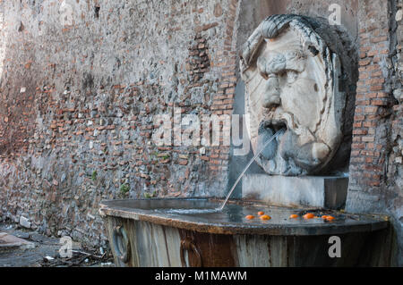 Fontaine à l'entrée à l'orangeraie, quartier Aventino, Romarre. Composé d'un bain thermal romain et le masque de marbre monumentale Banque D'Images