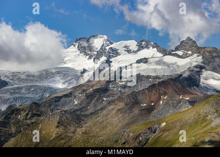 Randonnées dans la vallée de Cogne, Aosta, Italie. Vue du Grand Paradis groupe avec le sommet homonyme et Herbetet sommet mondial sur la droite. Banque D'Images