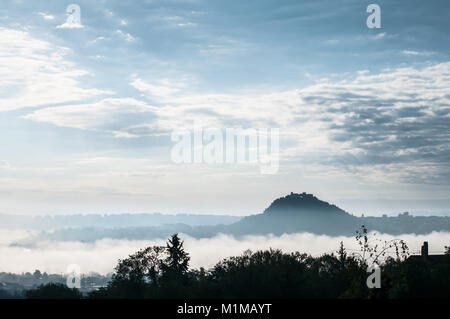 Campobasso, Italie, au crépuscule, en un jour brumeux. Château Monforte et silhouette de monti Banque D'Images