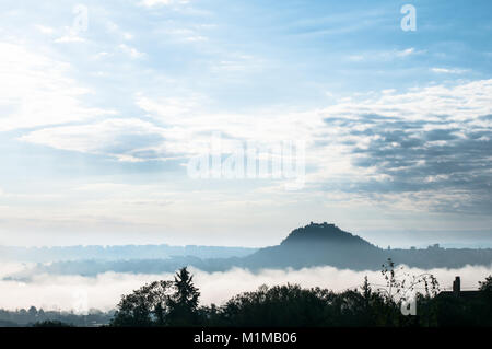 Campobasso, Italie, au crépuscule, en un jour brumeux. Château Monforte et silhouette de monti Banque D'Images