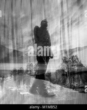 Double exposition noir et blanc portrait de l'homme marche sur les ruines dans la forêt Banque D'Images