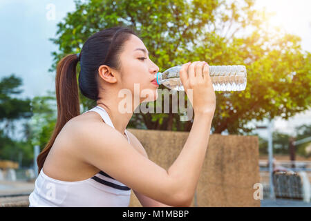 Jeune femme sportive l'eau potable après le jogging. Banque D'Images