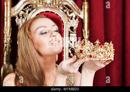 Jeune femme tenant couronne. Reine Banque D'Images