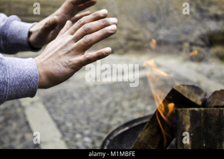 Mendiant en hiver feu, la pauvreté et les sans-abri de réchauffement Banque D'Images