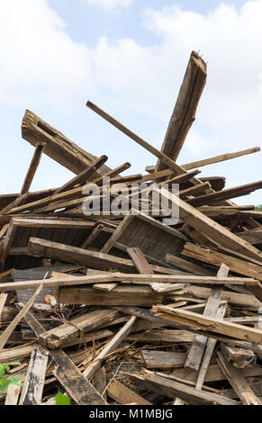 Avec des planches sur pilotis en bois et les poutres contre un ciel bleu Banque D'Images