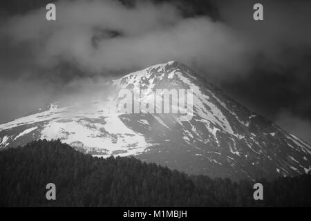 Haut noir et blanc paysage contrasté de Todorka, montagne de Pirin, Bansko ski resort en Bulgarie Banque D'Images