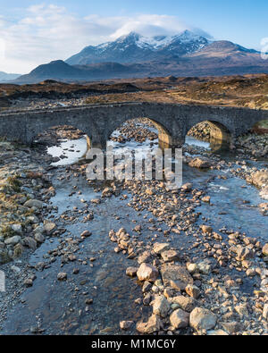 Les Cuillin Hills et le vieux pont de Sligachan, île de Skye, en Ecosse. Le sommet de Sgurr nan Gillian (964m) est visible à travers les nuages. Banque D'Images