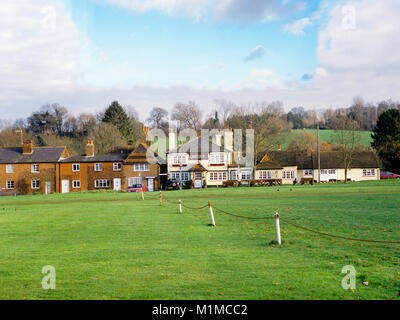 Recherche à travers le village vers le lion rouge vert Public House Shamley Green Surrey England UK sur une belle journée d'été Banque D'Images