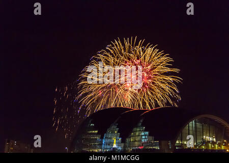 Newcastle, Angleterre - 31 décembre 2017 : feu d'artifice à Newcastle Quayside plus Sage Gateshead concert hall de l'an. Banque D'Images