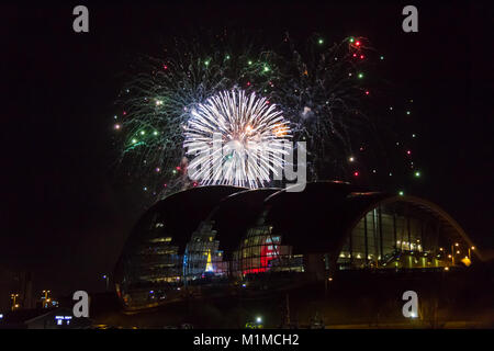 Newcastle, Angleterre - 31 décembre 2017 : feu d'artifice à Newcastle Quayside plus Sage Gateshead concert hall de l'an. Banque D'Images