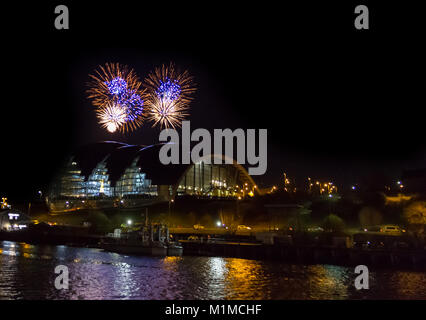 Newcastle, Angleterre - 31 décembre 2017 : feu d'artifice à Newcastle Quayside plus Sage Gateshead concert hall de l'an. Banque D'Images