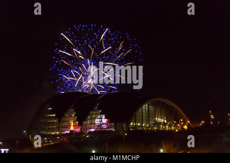 Newcastle, Angleterre - 31 décembre 2017 : feu d'artifice à Newcastle Quayside plus Sage Gateshead concert hall de l'an. Banque D'Images