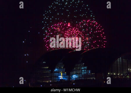 Newcastle, Angleterre - 31 décembre 2017 : feu d'artifice à Newcastle Quayside plus Sage Gateshead concert hall de l'an. Banque D'Images
