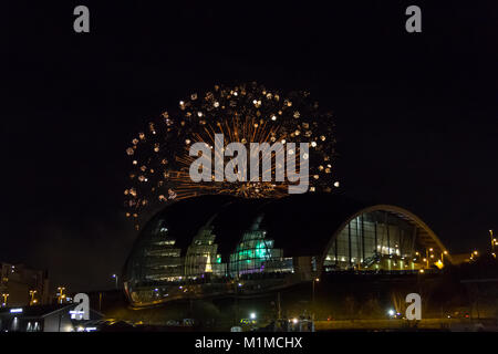 Newcastle, Angleterre - 31 décembre 2017 : feu d'artifice à Newcastle Quayside plus Sage Gateshead concert hall de l'an. Banque D'Images