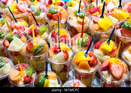 Tranches de salade de fruits frais dans une tasse en plastique Banque D'Images