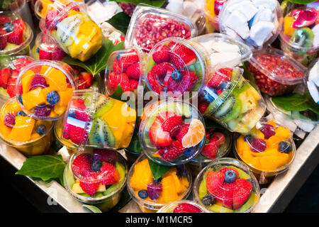 Tranches de salade de fruits frais dans une tasse en plastique Banque D'Images