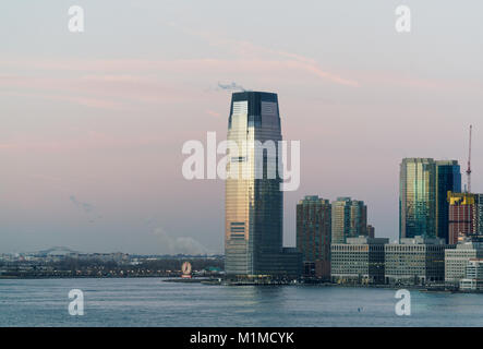 L'aube sur le fleuve Hudson et Jersey City avec le Bayonne Bridge dans la distance. Le 31 janvier, 2018 Banque D'Images