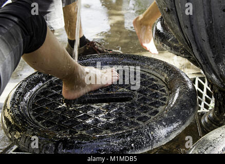 Laver les pieds en fontaine après la récolte, l'hygiène et de nettoyage Banque D'Images