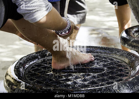 Laver les pieds en fontaine après la récolte, l'hygiène et de nettoyage Banque D'Images