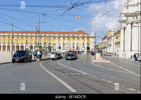 Une vue panoramique de la Praça do Comércio avec la circulation quotidienne, Lisbonne, Portugal Banque D'Images