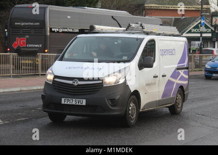 Une face visible AVANT VUE D'UN VIVARO VAN OPENREACH TRAFIC DANS LE PORT DE LA REDÉCORATION INTRODUIT À LA FIN DE 2017 Banque D'Images