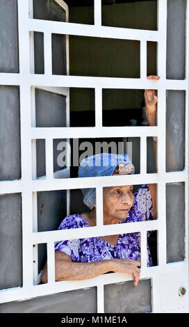 La HAVANE, CUBA, le 7 mai 2009. Une vieille femme donnait sur la rue d'une fenêtre à La Havane, Cuba, le 7 mai 2009. Banque D'Images