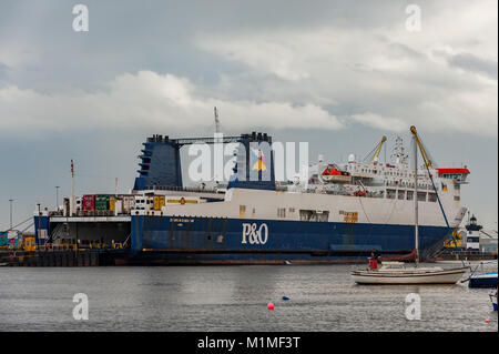 P&O Ferries rouliers "effort" amarré au quai de Dublin, Irlande avant le départ avec l'exemplaire de l'espace. Banque D'Images