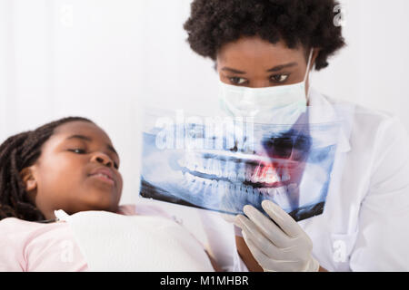 Close-up des dentistes et des patients à la recherche de dents du patient X-ray en clinique Banque D'Images